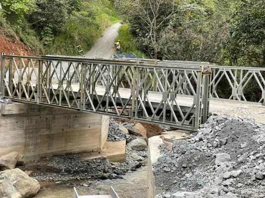अस्थायी क्रॉसिंग और बुनियादी ढांचे के समर्थन के लिए आसान हैंडलिंग और त्वरित सेटअप प्रदान करने वाला कॉम्पैक्ट पोर्टेबल बेली ब्रिज